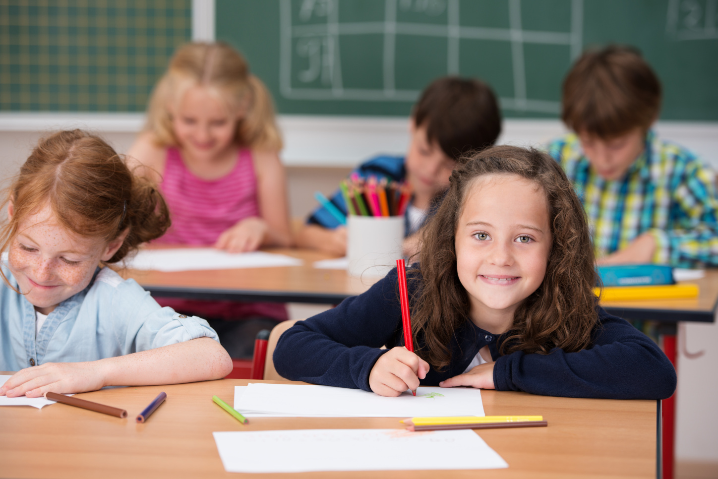  kinder im unterricht in der grundschule